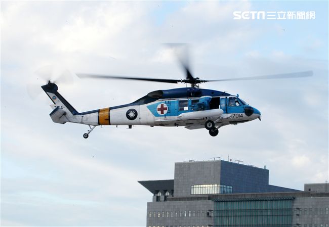 國防部博愛營區實施直升機落地訓練，由陸航黑鷹直升機反特攻、特戰小組實施空中突擊作戰操演，空軍海鷗救護直升機實施傷患吊掛急救操演。（記者邱榮吉/攝影）