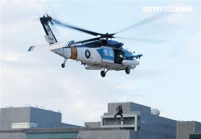 國防部博愛營區實施直升機落地訓練，由陸航黑鷹直升機反特攻、特戰小組實施空中突擊作戰操演，空軍海鷗救護直升機實施傷患吊掛急救操演。（記者邱榮吉/攝影）