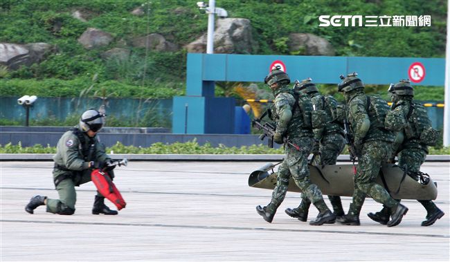 國防部博愛營區實施直升機落地訓練，由陸航黑鷹直升機反特攻、特戰小組實施空中突擊作戰操演，空軍海鷗救護直升機實施傷患吊掛急救操演。（記者邱榮吉/攝影）