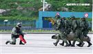 國防部博愛營區實施直升機落地訓練，由陸航黑鷹直升機反特攻、特戰小組實施空中突擊作戰操演，空軍海鷗救護直升機實施傷患吊掛急救操演。（記者邱榮吉/攝影）