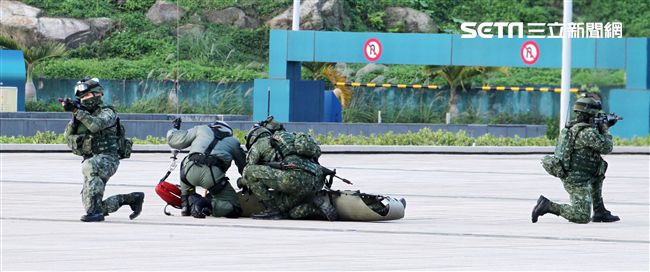 國防部博愛營區實施直升機落地訓練，由陸航黑鷹直升機反特攻、特戰小組實施空中突擊作戰操演，空軍海鷗救護直升機實施傷患吊掛急救操演。（記者邱榮吉/攝影）