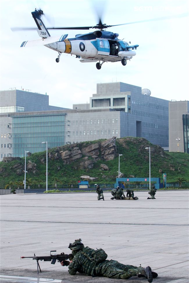 國防部博愛營區實施直升機落地訓練，由陸航黑鷹直升機反特攻、特戰小組實施空中突擊作戰操演，空軍海鷗救護直升機實施傷患吊掛急救操演。（記者邱榮吉/攝影）