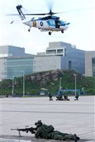 國防部博愛營區實施直升機落地訓練，由陸航黑鷹直升機反特攻、特戰小組實施空中突擊作戰操演，空軍海鷗救護直升機實施傷患吊掛急救操演。（記者邱榮吉/攝影）