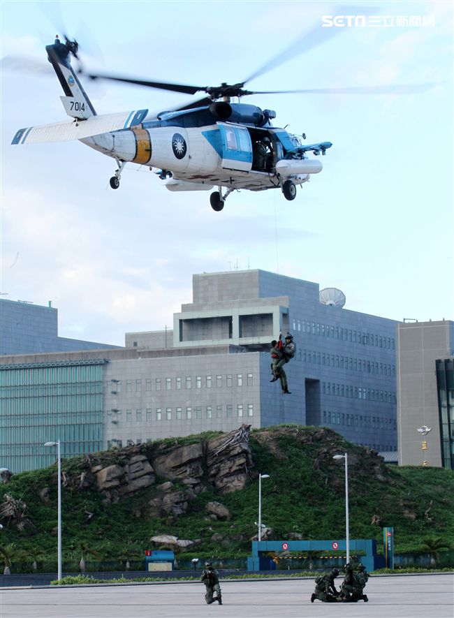 國防部博愛營區實施直升機落地訓練，由陸航黑鷹直升機反特攻、特戰小組實施空中突擊作戰操演，空軍海鷗救護直升機實施傷患吊掛急救操演。（記者邱榮吉/攝影）