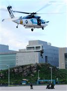 國防部博愛營區實施直升機落地訓練，由陸航黑鷹直升機反特攻、特戰小組實施空中突擊作戰操演，空軍海鷗救護直升機實施傷患吊掛急救操演。（記者邱榮吉/攝影）