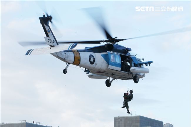 國防部博愛營區實施直升機落地訓練，由陸航黑鷹直升機反特攻、特戰小組實施空中突擊作戰操演，空軍海鷗救護直升機實施傷患吊掛急救操演。（記者邱榮吉/攝影）