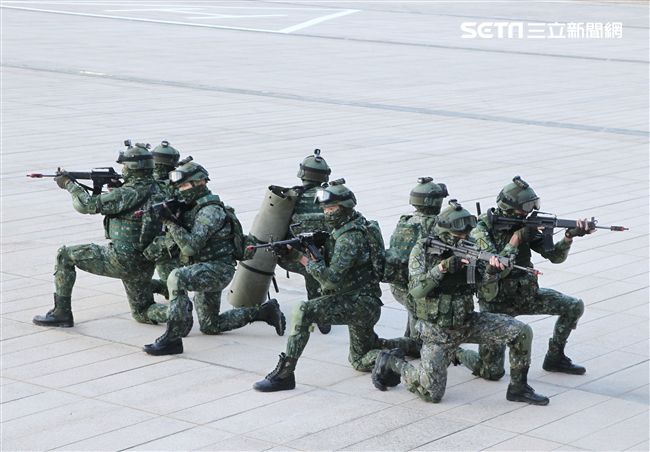 國防部博愛營區實施直升機落地訓練，由陸航黑鷹直升機反特攻、特戰小組實施空中突擊作戰操演，空軍海鷗救護直升機實施傷患吊掛急救操演。（記者邱榮吉/攝影）