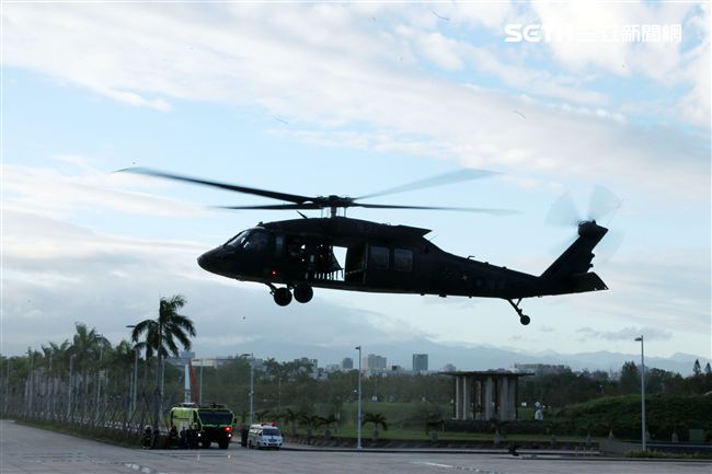 國防部博愛營區實施直升機落地訓練，由陸航黑鷹直升機反特攻、特戰小組實施空中突擊作戰操演，空軍海鷗救護直升機實施傷患吊掛急救操演。（記者邱榮吉/攝影）