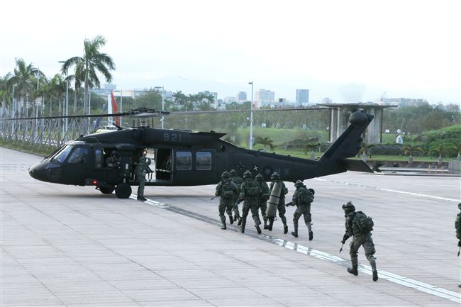 國防部博愛營區實施直升機落地訓練，由陸航黑鷹直升機反特攻、特戰小組實施空中突擊作戰操演，空軍海鷗救護直升機實施傷患吊掛急救操演。（記者邱榮吉/攝影）