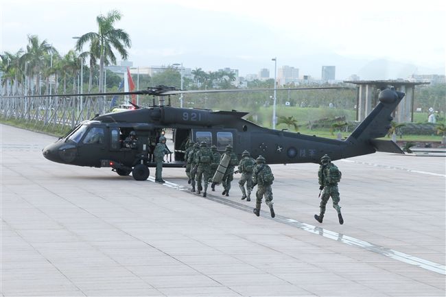 國防部博愛營區實施直升機落地訓練，由陸航黑鷹直升機反特攻、特戰小組實施空中突擊作戰操演，空軍海鷗救護直升機實施傷患吊掛急救操演。（記者邱榮吉/攝影）