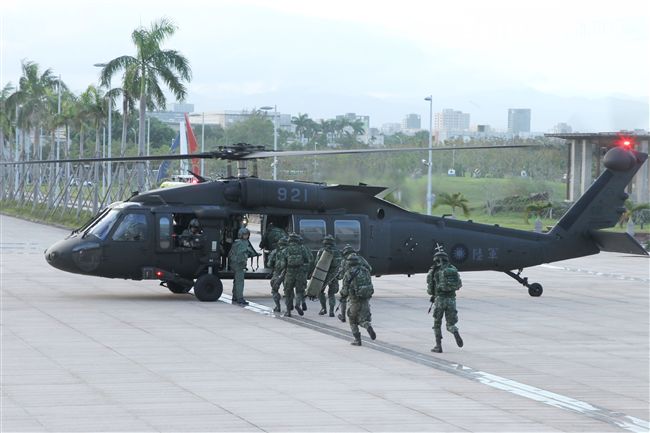 國防部博愛營區實施直升機落地訓練，由陸航黑鷹直升機反特攻、特戰小組實施空中突擊作戰操演，空軍海鷗救護直升機實施傷患吊掛急救操演。（記者邱榮吉/攝影）