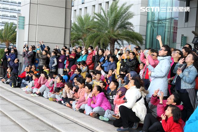 國防部博愛營區實施直升機落地訓練，由陸航黑鷹直升機反特攻、特戰小組實施空中突擊作戰操演，空軍海鷗救護直升機實施傷患吊掛急救操演。（記者邱榮吉/攝影）