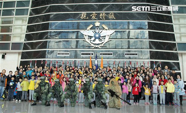 國防部博愛營區實施直升機落地訓練，由陸航黑鷹直升機反特攻、特戰小組實施空中突擊作戰操演，空軍海鷗救護直升機實施傷患吊掛急救操演。（記者邱榮吉/攝影）