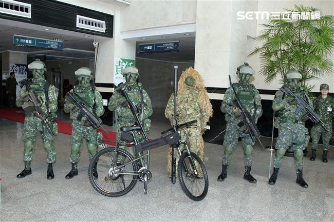 國防部博愛營區實施直升機落地訓練，由陸航黑鷹直升機反特攻、特戰小組實施空中突擊作戰操演，空軍海鷗救護直升機實施傷患吊掛急救操演。（記者邱榮吉/攝影）