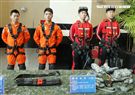 國防部博愛營區實施直升機落地訓練，由陸航黑鷹直升機反特攻、特戰小組實施空中突擊作戰操演，空軍海鷗救護直升機實施傷患吊掛急救操演。（記者邱榮吉/攝影）