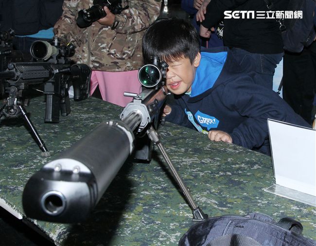 國防部博愛營區實施直升機落地訓練，由陸航黑鷹直升機反特攻、特戰小組實施空中突擊作戰操演，空軍海鷗救護直升機實施傷患吊掛急救操演。（記者邱榮吉/攝影）