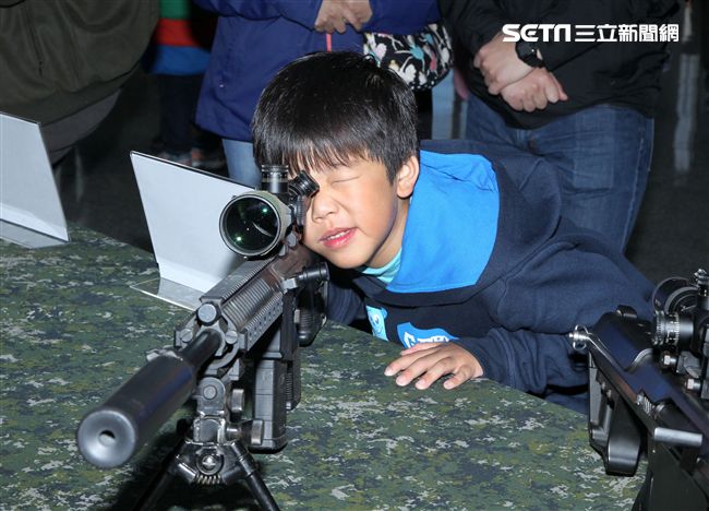 國防部博愛營區實施直升機落地訓練，由陸航黑鷹直升機反特攻、特戰小組實施空中突擊作戰操演，空軍海鷗救護直升機實施傷患吊掛急救操演。（記者邱榮吉/攝影）