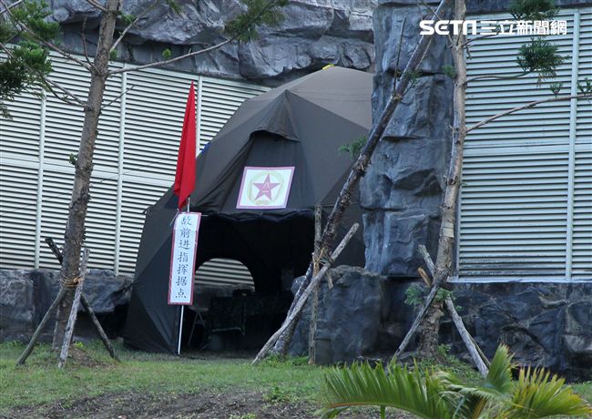 國防部博愛營區實施直升機落地訓練，由陸航黑鷹直升機反特攻、特戰小組實施空中突擊作戰操演，空軍海鷗救護直升機實施傷患吊掛急救操演。（記者邱榮吉/攝影）