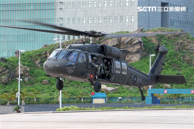 國防部博愛營區實施直升機落地訓練，由陸航黑鷹直升機反特攻、特戰小組實施空中突擊作戰操演，空軍海鷗救護直升機實施傷患吊掛急救操演。（記者邱榮吉/攝影）
