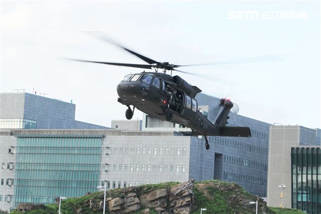國防部博愛營區實施直升機落地訓練，由陸航黑鷹直升機反特攻、特戰小組實施空中突擊作戰操演，空軍海鷗救護直升機實施傷患吊掛急救操演。（記者邱榮吉/攝影）