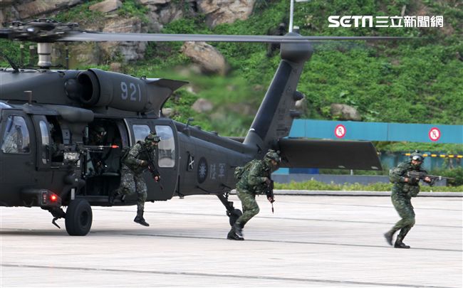 國防部博愛營區實施直升機落地訓練，由陸航黑鷹直升機反特攻、特戰小組實施空中突擊作戰操演，空軍海鷗救護直升機實施傷患吊掛急救操演。（記者邱榮吉/攝影）