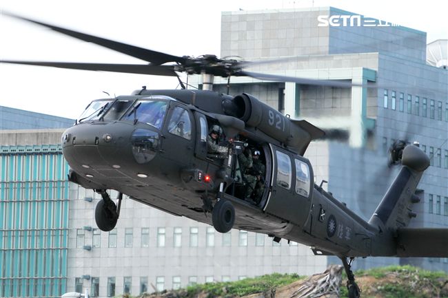 國防部博愛營區實施直升機落地訓練，由陸航黑鷹直升機反特攻、特戰小組實施空中突擊作戰操演，空軍海鷗救護直升機實施傷患吊掛急救操演。（記者邱榮吉/攝影）