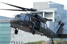 國防部博愛營區實施直升機落地訓練，由陸航黑鷹直升機反特攻、特戰小組實施空中突擊作戰操演，空軍海鷗救護直升機實施傷患吊掛急救操演。（記者邱榮吉/攝影）