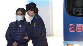 崔順實遭南韓檢方求處25年徒刑。（圖／翻攝每日經濟）