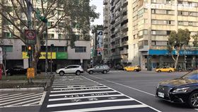 台北市政府獲得中央補助，辦理「路口安全警示計畫」，目前已在大安區仁愛醫院前方道路，裝設光達及雷達監控來往行人，並以面板警示行人及公車駕駛，倘若行人闖紅燈或公車通過時，面板就會閃爍「紅燈勿行」及「左側來車」等字樣（呂品逸攝）