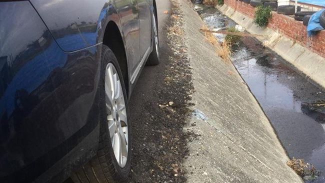 駕駛完美路邊臨停　竟讓女友瞬間暴怒