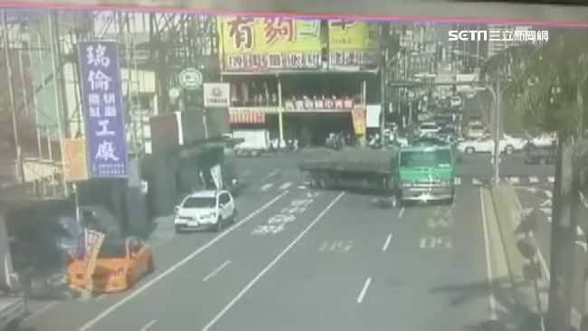 拖板車擦撞機車　2翁滾車底險遭輾斃