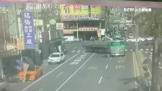 拖板車擦撞機車　2翁滾車底險遭輾斃