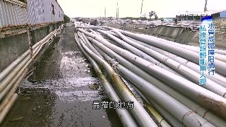 堆比人高！揭祕枋寮魚塭私拉水管亂象