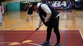 ▲黃奕勝在UBA公開女一級賽場邊擔任擦地員。（圖／大專體總提供）