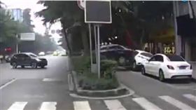 車禍,倒車,大陸,重慶,女駕駛,三寶　圖／翻攝自YouTube