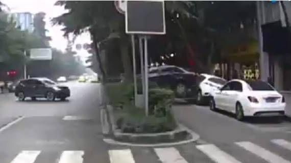 夜配聞／超狂三寶！倒車上演無限轉圈