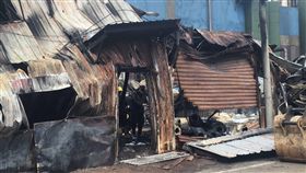 桃園蘆竹工廠大火奪6命桃園市蘆竹區大有街一家工廠14日凌晨發生火警，2樓越南移工宿舍11人僅5人逃出，鑑識人員於火勢撲滅後清查火場，發現疑似6名失聯者之遺骸，將由檢方進一步相驗確認死者身份。中央社記者吳睿騏攝  106年12月14日