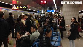 台鐵4248次區間車松山站發生動力異常事件，造成車次延遲／記者李英婷攝影