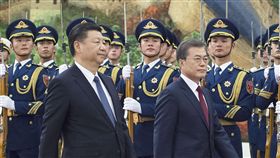 南韓總統文在寅訪北京南韓總統文在寅（右）今天訪問北京，與中國大陸國家主席習近平在北京人民大會堂前檢閱儀仗隊。（共同社提供）中央社　106年12月14日