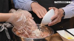 國民黨副主席郝龍斌與父親前行政院長郝柏村下廚現年菜「郝家獅子頭」,過年留稿 圖／記者林敬旻攝