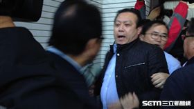 藍綠立委因「農田水利會組織通則部分條文修正草案」搶佔議場主席台，民進黨立委吳秉叡在議事人員席睡覺。 圖／記者李英婷攝