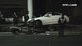 閃車自撞毀友人賓士　車主到場看傻眼