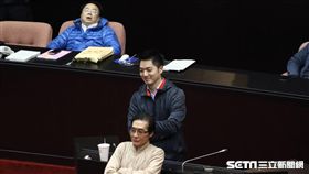 藍綠立委因「農田水利會組織通則部分條文修正草案」搶佔議場主席台，蔣萬安和鍾孔炤合照，民進黨立委吳秉叡睡覺。 圖／記者林敬旻攝