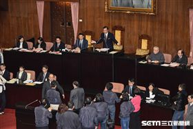 藍綠立委因「農田水利會組織通則部分條文修正草案」搶佔議場主席台，立法院長蘇嘉全主持議事。 圖／記者林敬旻攝