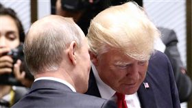 APEC會議　川普蒲亭交換意見（2）亞太經濟合作會議（APEC）經濟領袖閉門會議11日在越南峴港舉行，美國總統川普（Donald Trump）（右）與俄羅斯總統蒲亭（Vladimir Putin）（前左）交換意見。中央社記者吳翊寧越南峴港攝　106年11月11日