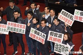 藍綠立委因「農田水利會組織通則部分條文修正草案」搶佔議場主席台。 圖／記者林敬旻攝