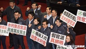 藍綠立委因「農田水利會組織通則部分條文修正草案」搶佔議場主席台。 圖／記者林敬旻攝