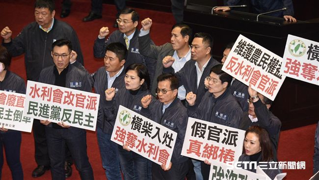 綠委徹夜駐守議場外　藍委喊柯建銘違