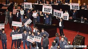 藍綠立委因「農田水利會組織通則部分條文修正草案」搶佔議場主席台。 圖／記者林敬旻攝