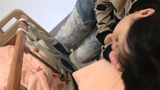 驚世後媽逼走繼女　夫罹癌過世燒遺照